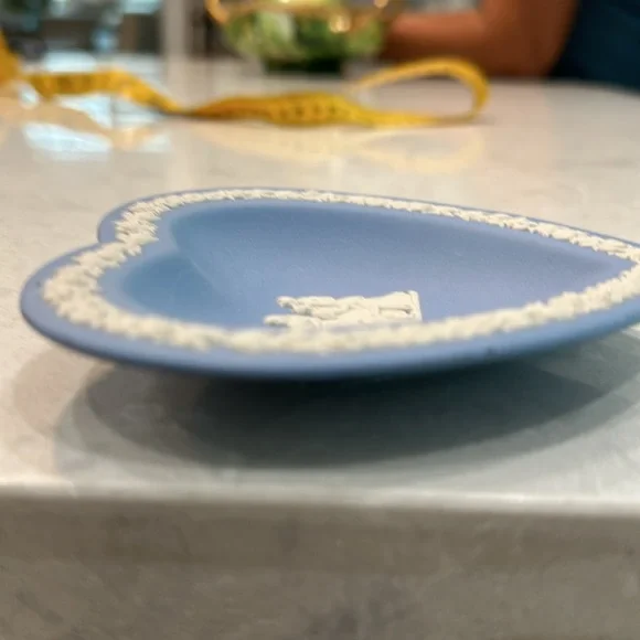 Wedgwood vintage jasperware cornflower blue heart dish. Classical design center - Picture 2 of 7